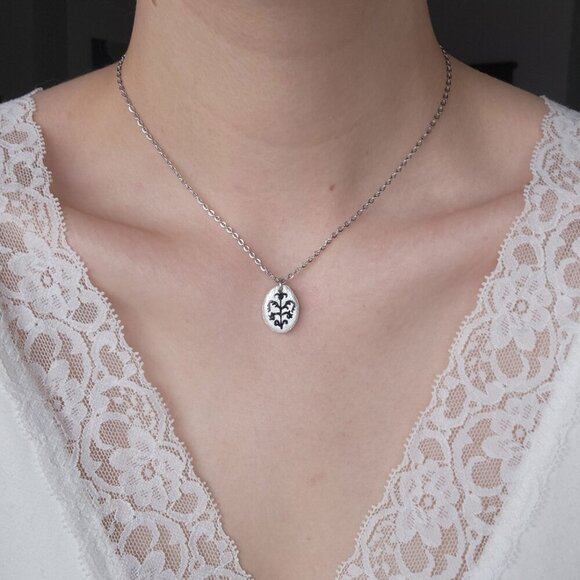 Iridescent Victorian Goth necklace with a small silver chain - Picture 2 of 7